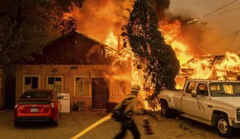 Bomberos logran contener en un 25% fuego que afecta icónica carretera de California