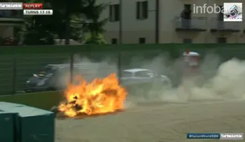 Impactante accidente en el World SBK: una moto explotó al chocar contra un muro