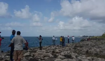 Muere mujer que se lanzó al mar Caribe y fue sacada por socorristas