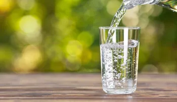 No más preocupaciones: El dolor de cabeza desaparecería con un vaso de agua 