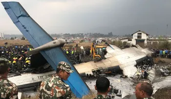 El estremecedor video que muestra restos en el lugar donde cayó el avión de pasajeros en Nepal