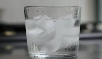 ¿Por qué nunca debes tomar agua con hielo?