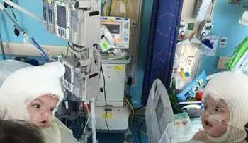 Gemelos separados se miran por primera vez