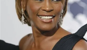 Familia ausente en estreno de película sobre Whitney Houston