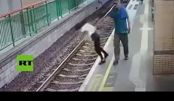 Un hombre empuja a una mujer a las vías del tren y sigue su camino como si nada 