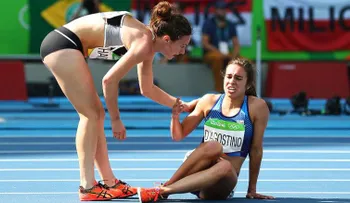 Las corredoras Nikki Hamblin y Abbey D'Agostino muestran al mundo el espíritu olímpico
