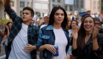 Después del comercial de Pepsi, Kendall Jenner está de nuevo en el ojo del huracán