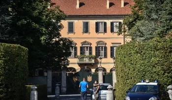 Dan positivos al coronavirus dos hijos de Berlusconi y su nueva novia