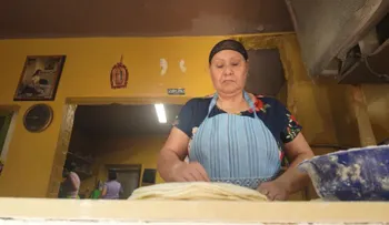 Una tortillería de McAllen y el voto latino: la apuesta de una comerciante por James Talarico
