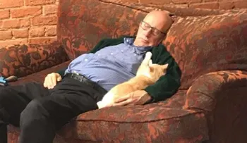 Este hombre de 75 años pasa sus días durmiendo con gatitos