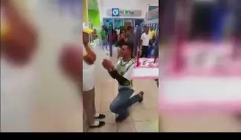 Corre de boca en boca caso de joven que le pidió matrimonio a su novia en pleno supermercado