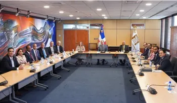 Gobernador Valdez Albizu se reúne con junta directiva Asociación de Inversión Extranjera