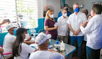 Presidente Abinader motiva a vacunarse en Baní para activar economía y empleos