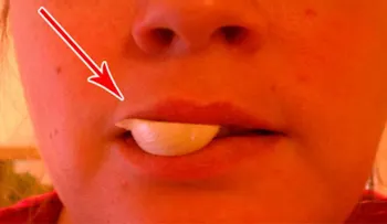 Ella sostiene Ajo en sus labios por 5 minutos y cuando sepas la razón hará lo mismo 