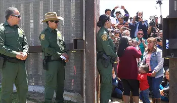 Familia mexicana se reencuentra por unos minutos en el muro fronterizo tras nueve años separados