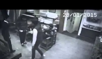Gatúbela china noquea tres clientes en un restaurante (Video)