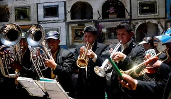 Bolivia celebra festival de cráneos en cementerios