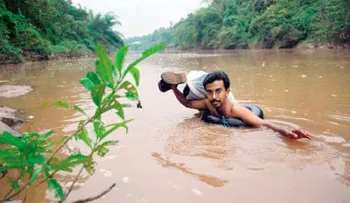 20 años cruzando un río a nado para dar clase 