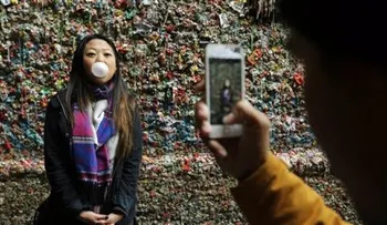 Retiran hasta 1 millón chicles de famoso muro en Seattle