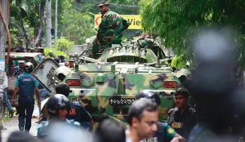 20 extranjeros muertos en ataque a un café en Bangladesh