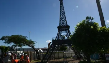Emplazan ayuntamiento a paralizar montaje de la â??Torre Eiffelâ?; Francisco Peña: â??Que se retraten ahí ahoraâ?
