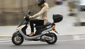 Una mujer encuentra ladrón de su moto por Facebook y lo seduce para atraparlo