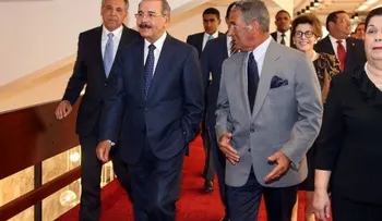 Presidente Medina supervisa trabajos de remozamiento del Teatro Nacional