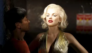 Mira qué le pasa a un hombre cuando ve a una mujer guapa