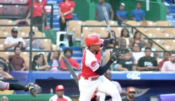 Leones caen 4-3 frente a Toros en el Quisqueya