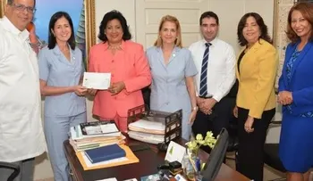 Cristina Lizardo y  Fundación Aprender Abre Caminos entregan donación a Liga Contra el Cáncer