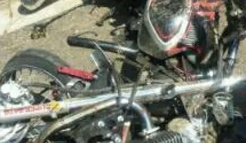 Dos mueren al chocar motocicleta con poste del tendido eléctrico