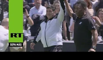 Maradona y Pelé firman la paz en un partido amistoso en París (VIDEO)
