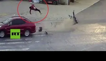 FUERTES IMAGENES: Un coche embiste un ciclomotor y arroja a una mujer a 10 metros de distancia