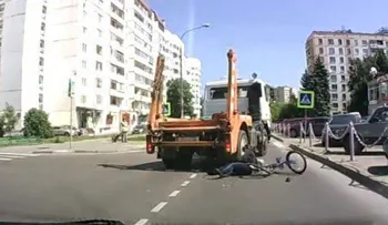 Video: Un camión le pasa por encima y sale ilesa