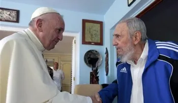 Raúl Castro recibe al papa Francisco
