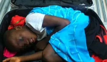 Un niño de 8 años cruza la frontera de Ceuta en una maleta