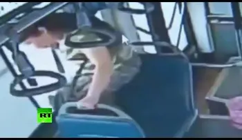 '¡Necesito salir ahora mismo!': una mujer pierde su parada y salta de la ventana del bús