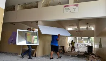 Falta de butacas en la UASD impide estudiantes ocupar aulas