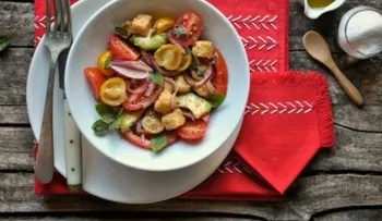 Ensalada italiana de tomates cherry, aguacate y pan