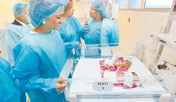 La Primera Dama lleva asistencia y apoyo a la madre de los sextillizos 
