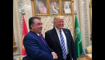 Donald Trump pierde en su propio "juego" del apretón de manos (VIDEO)