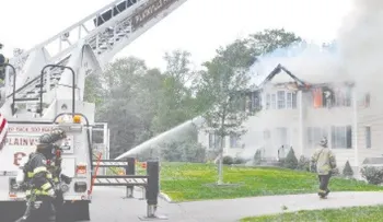 Avioneta se estrella contra vivienda en Massachusetts