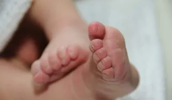 Un padre adolescente le arranca la nariz a su hijo porque no dejaba de llorar