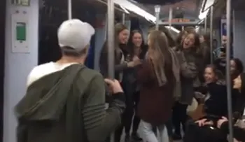 La bicicleta de Shakira y Carlos Vives pone a bailar a un vagón del metro de Madrid