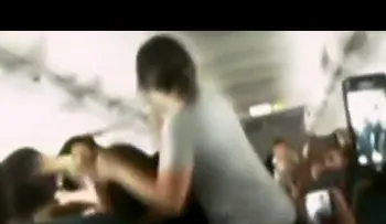 Se arma un rebú entre mujeres en pleno vuelo (VIDEO)
