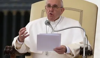 Papa critica clérigos difamaron a Romero