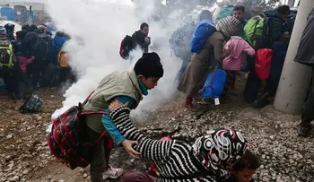 Más de 5.000 refugiados tratan de entrar a Macedonia desde Grecia a la fuerza