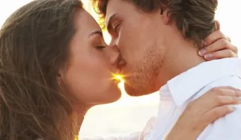 Dentistas recomiendan los besos apasionados