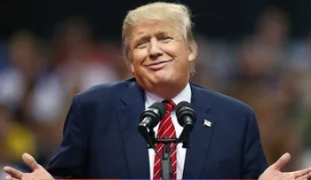 Trump llama a boicot contra Starbucks por supuesta guerra contra la Navidad