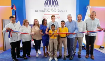 Gobierno entrega obras educativas, eléctricas y deportivas en Santiago y Villa Altagracia